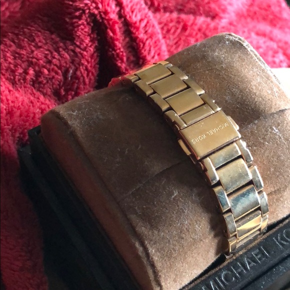 Michael Kors Rose Gold Watch - Picture 3 of 8